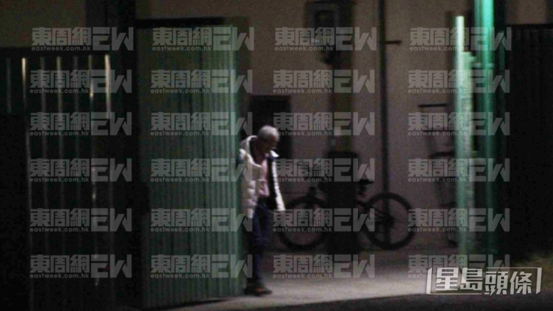 李龙基拖疲惫身影独自回货仓屋。 李龙基拖疲惫身影独自回货仓屋。