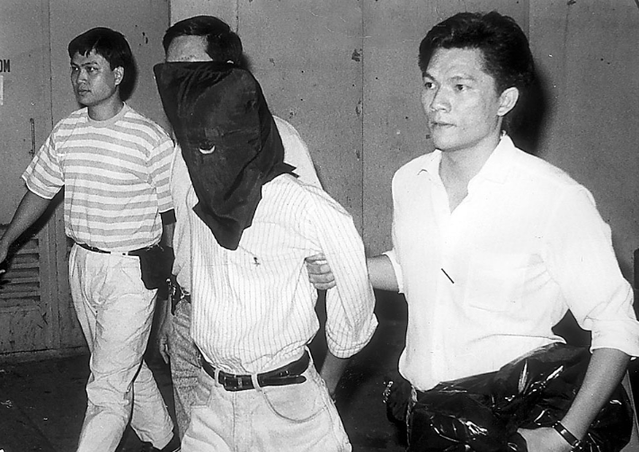 当年其中一名龙虾湾谋杀案疑犯被警方拘捕。资料图片