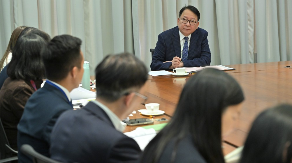 政务司司长陈国基今日（6日）主持节庆安排跨部门工作小组会议，全面统筹并督导各政府部门就内地春节黄金周期间接待访港旅客的预备工作。