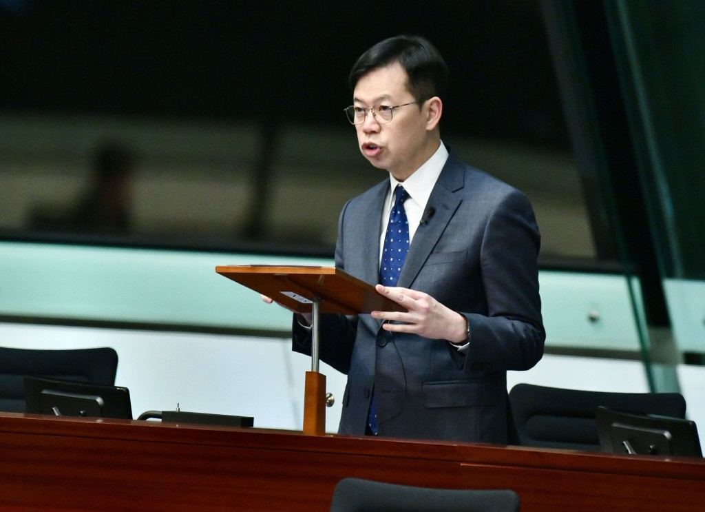 金融界议员陈振英建议加重迟交税的附加费罚款。
