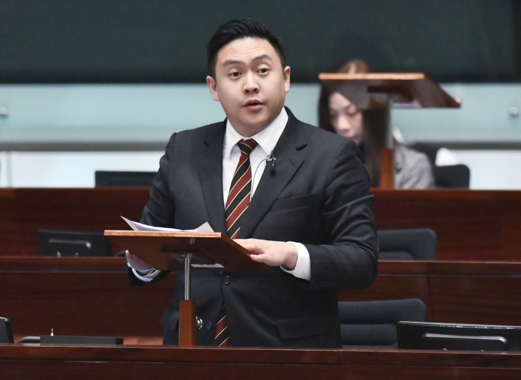 进出口界钟奇峰泊车费用达20,044元。