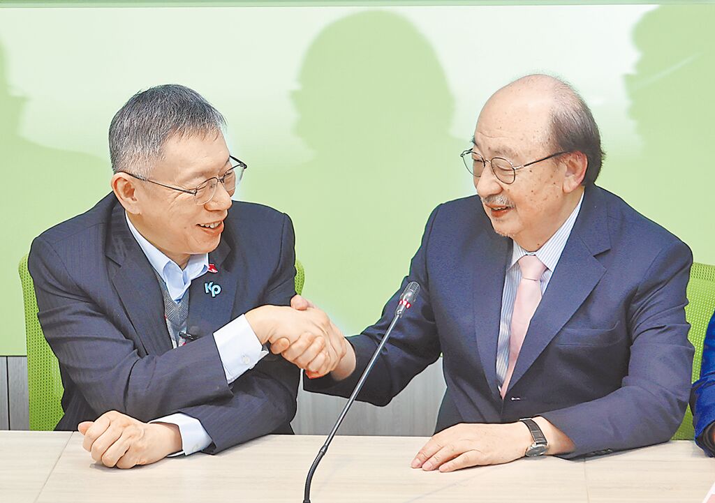 台湾民众党前主席柯文哲（左）1月曾前往“立法院”拜会民进党团总召柯建铭（右），2人握手致意。