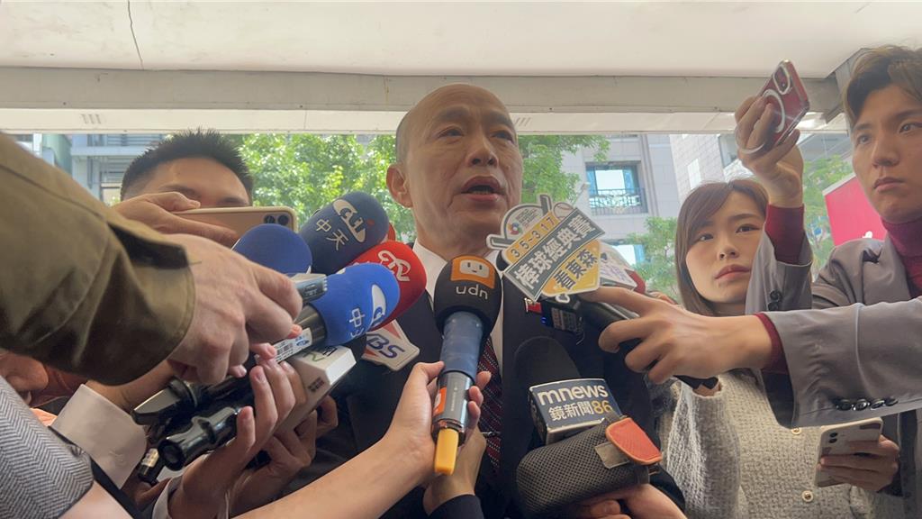 “立法院长”韩国瑜10日出席“立院”与驻院记者餐叙，会前受访。