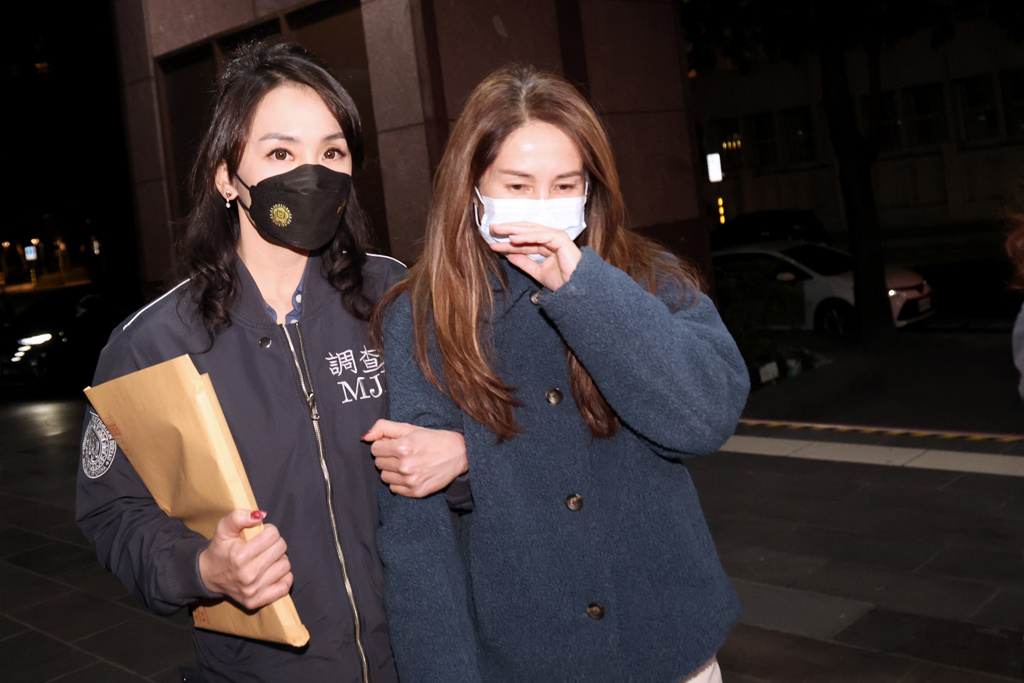 无党籍原住民“立委”高金素梅（右）等人涉嫌以人头诈领助理费等案，北检10日指挥调查局“国安站”兵分30路搜索，11日凌晨将高金素梅移送北检复讯