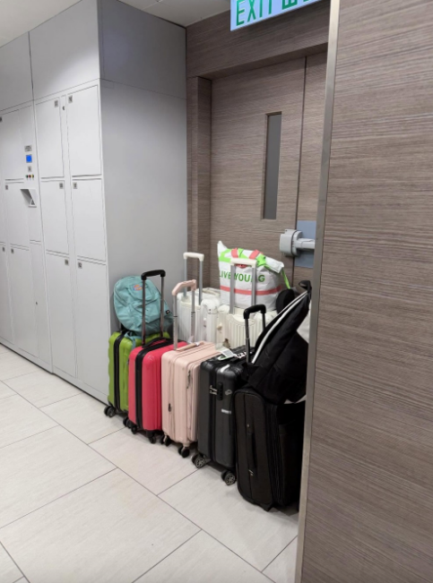 有旅客将行李箱放置于消防通道门外