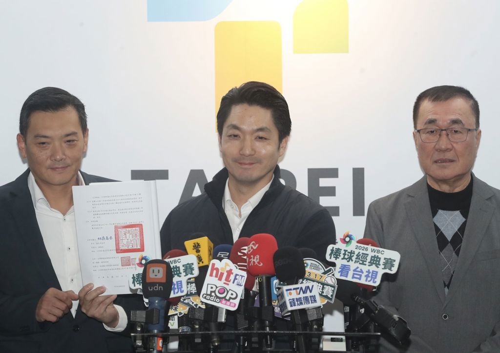 英伟达落脚北士科11日完成签约，台北市长蒋万安(右二)召开记者会说明并向媒体出示合约。右一为台北市副市长李四川。