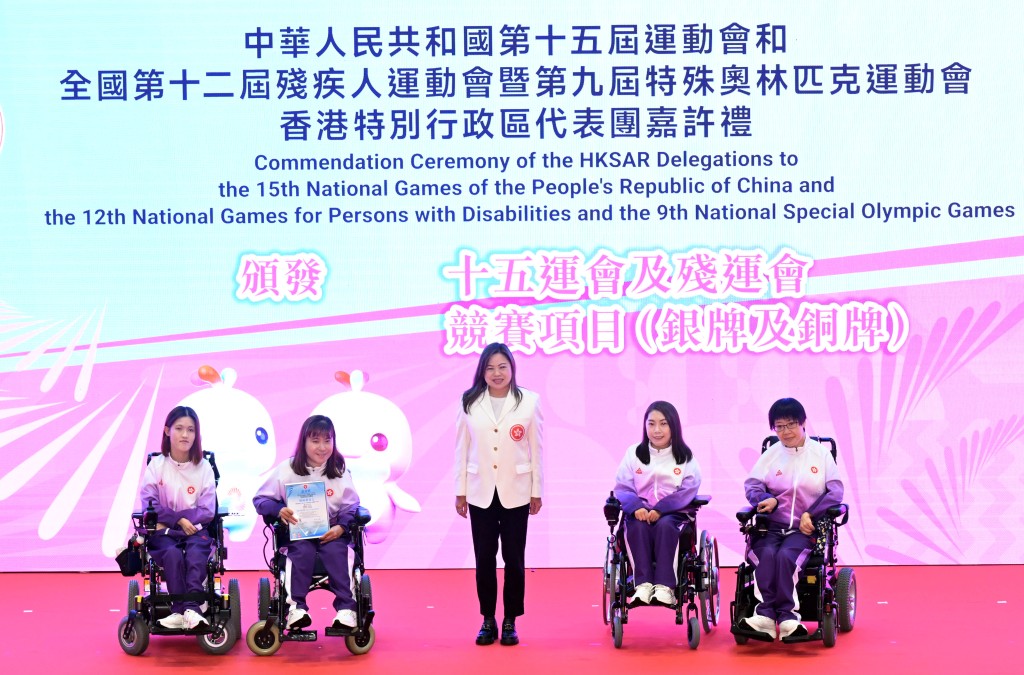 文化体育及旅游局局长罗淑佩颁发表扬状给女子硬地滚球运动员，包括夺得两面银牌的何宛淇。