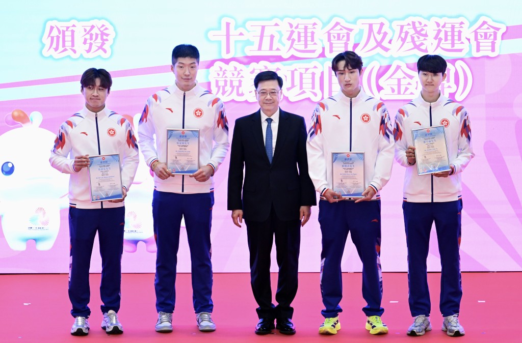 张家朗、蔡俊彦、梁千雨和吴诺弘在男子花剑团体赛中夺得香港首面全运会击剑金牌，获李家超嘉许。