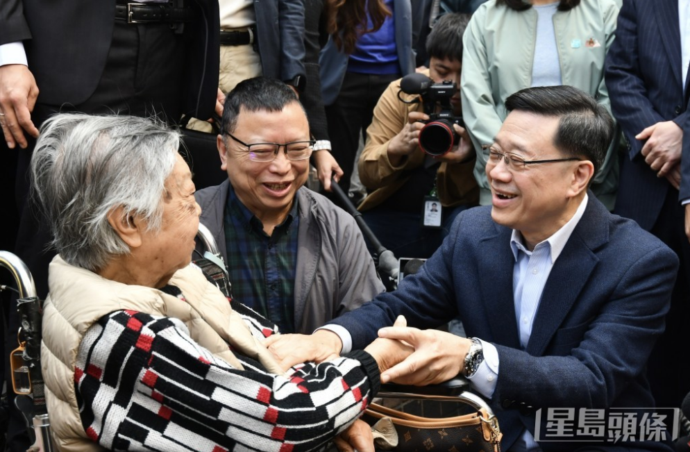 李家超到油麻地骏发花园与市民交流。