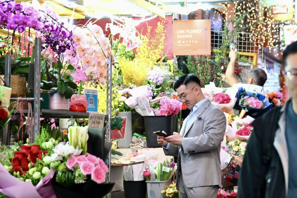 在中环区附近上班刘先生，花费500元自选一紥鲜花，为“博红颜一笑”。