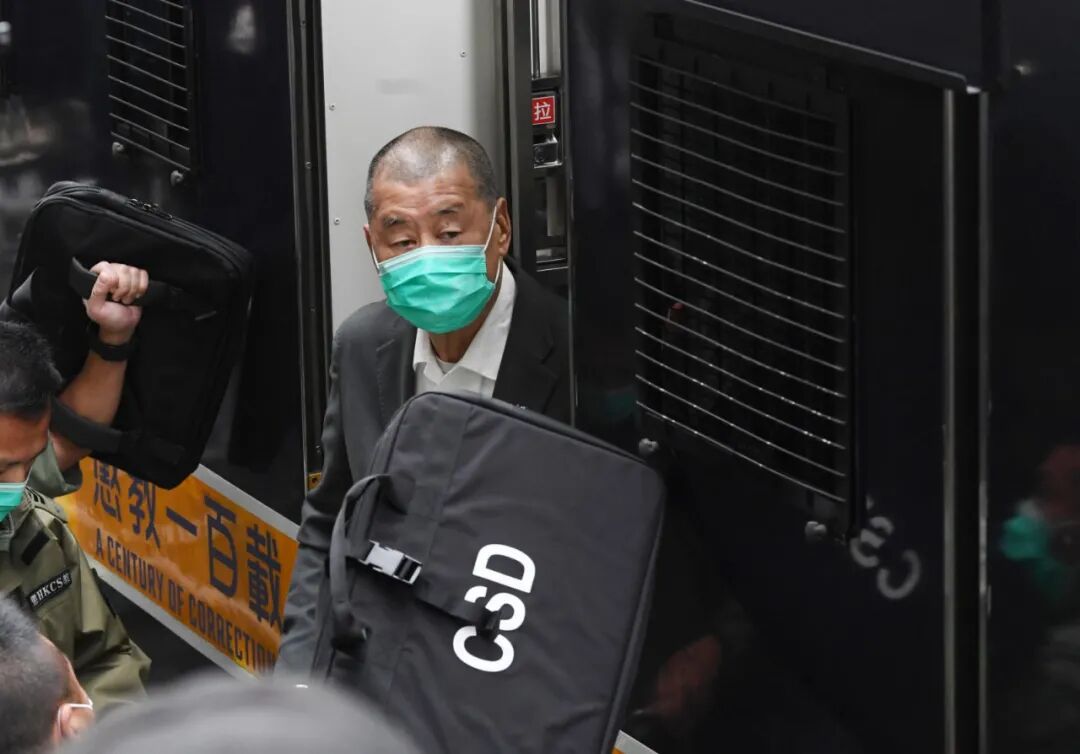 2021年2月，黎智英被押解至法院。