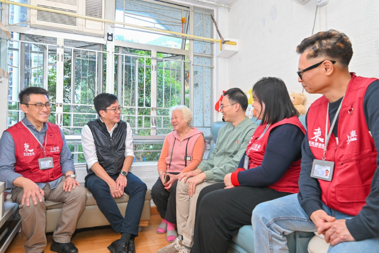 财政司副司长黄伟纶探访居于耀东邨的家庭，聆听他们的生活点滴，并送上新春祝愿。