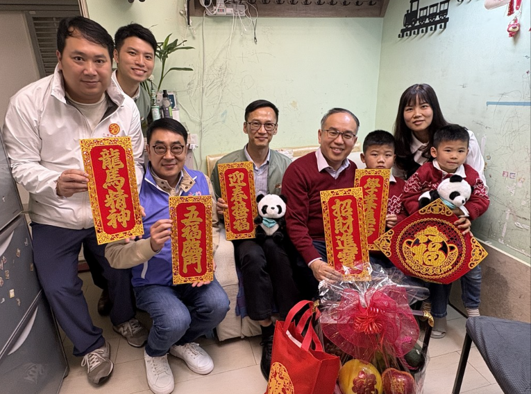许正宇（右四）在九龙城民政事务专员蒋志豪（右五）陪同下到德朗邨探访，其间与同为福建乡里的老户主畅谈，又与小朋友玩游戏，共享新春欢乐。