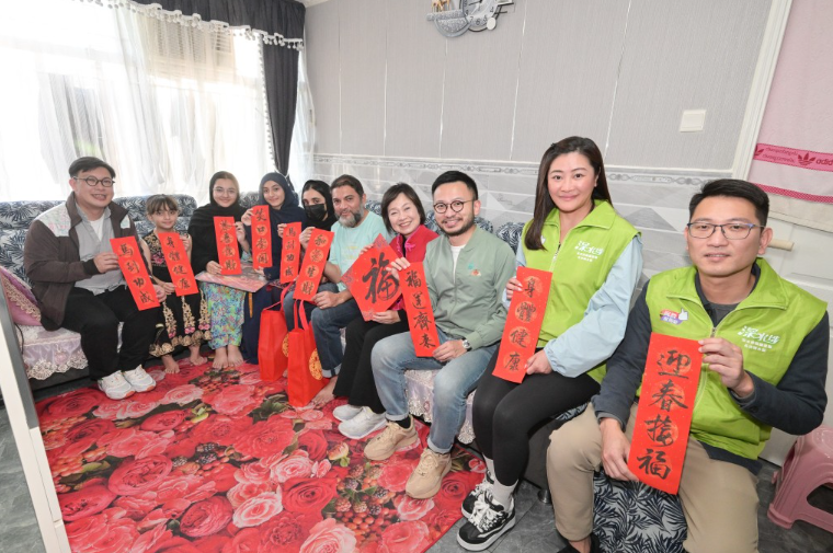 蔡若莲（右四）探访居于深水埗的少数族裔家庭，共庆新春。