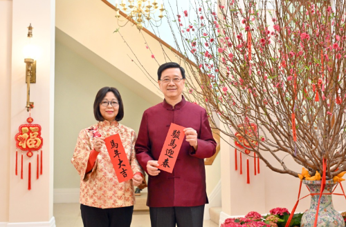 行政长官李家超偕同夫人林丽婵今日（16日）发表农历新年贺辞。