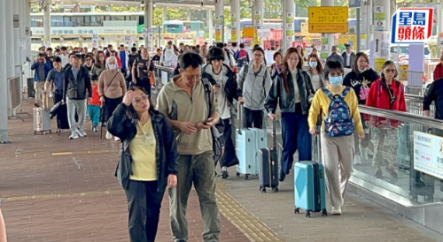 深圳湾口岸出境客络绎不绝过关畅顺