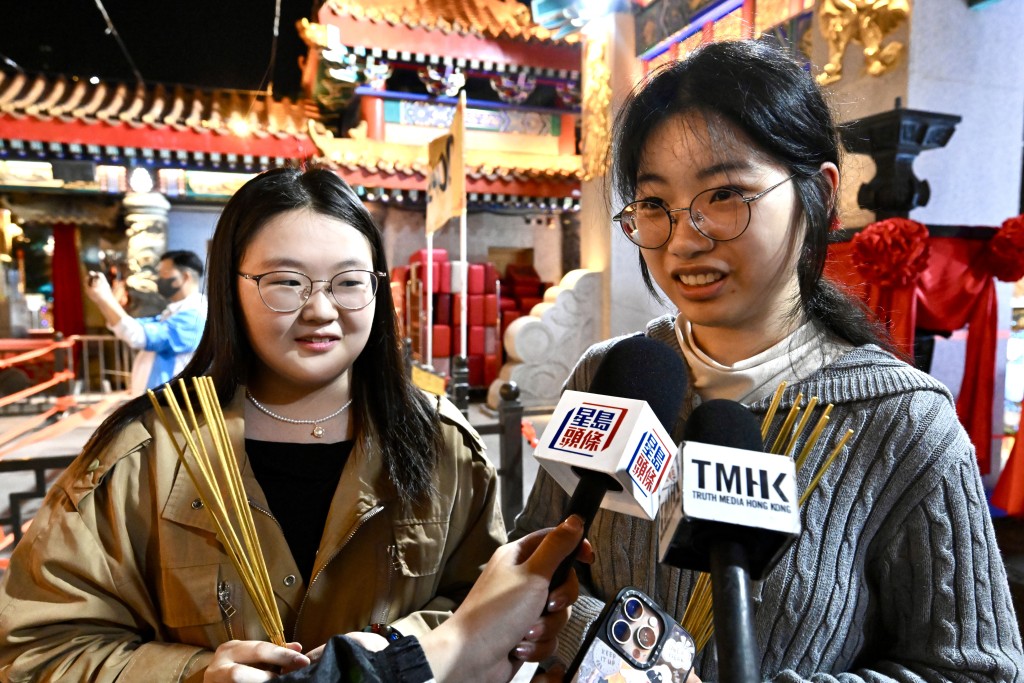 在港读研究生、来自河南的宋同学和江西的胡同学今晚特意相约前来。
