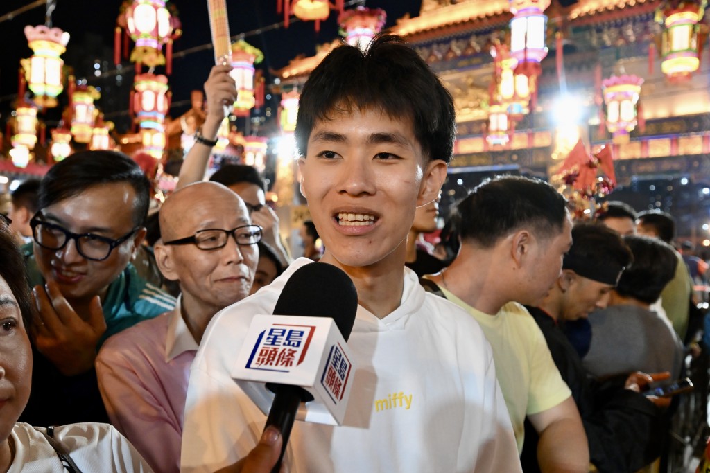 排头位的幼稚园老师陈先生自凌晨3时便到场排队，逗留逾20小时。他连续两年排得头位。