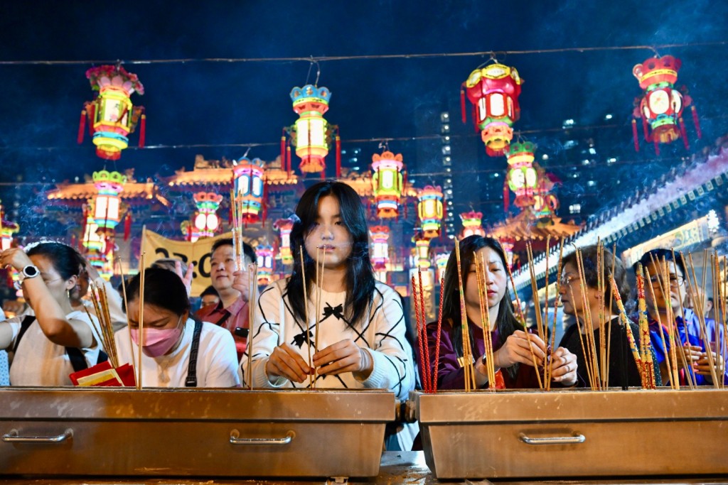 大批善信在黄大仙宝殿正前方的上香等候区。