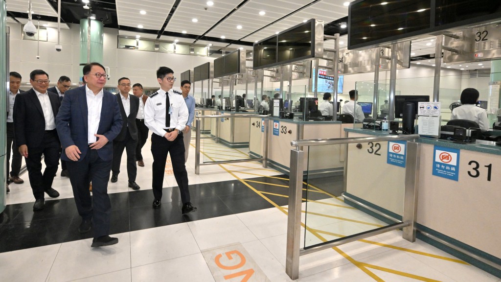 陈国基(前排左)在郭俊峯(后排右三),视察落马洲支线管制站 陈国基(前排左)在郭俊峯(后排右三),视察落马洲支线管制站