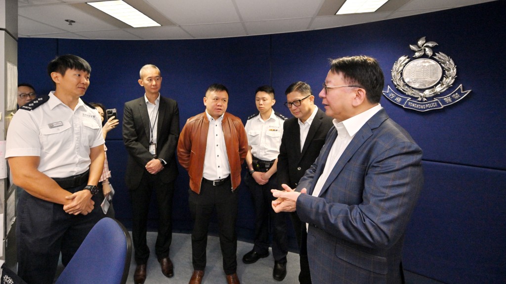 陈国基(右一)在邓炳强(右二)陪同下,视察落马洲支线管制站,听取香港警务处人员汇报。 陈国基(右一)在邓炳强(右二)陪同下,视察落马洲支线管制站,听取香港警务处人员汇报。