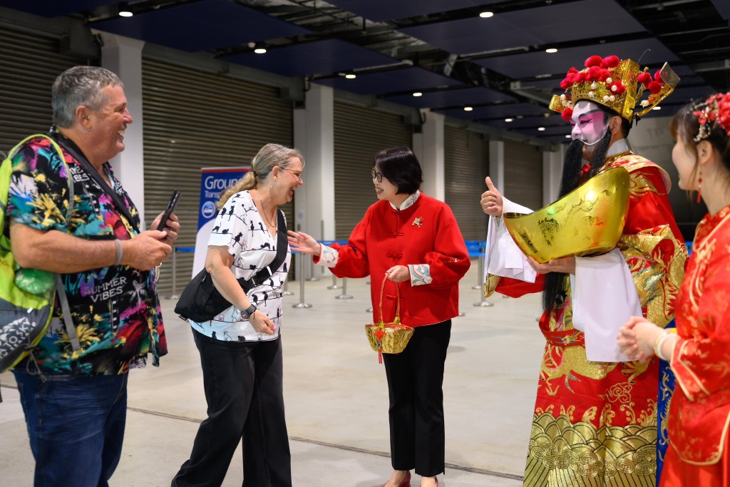 年初一，旅游事务专员张冯泳萍亲临启德邮轮码头，向旅客和市民送上新年祝福。