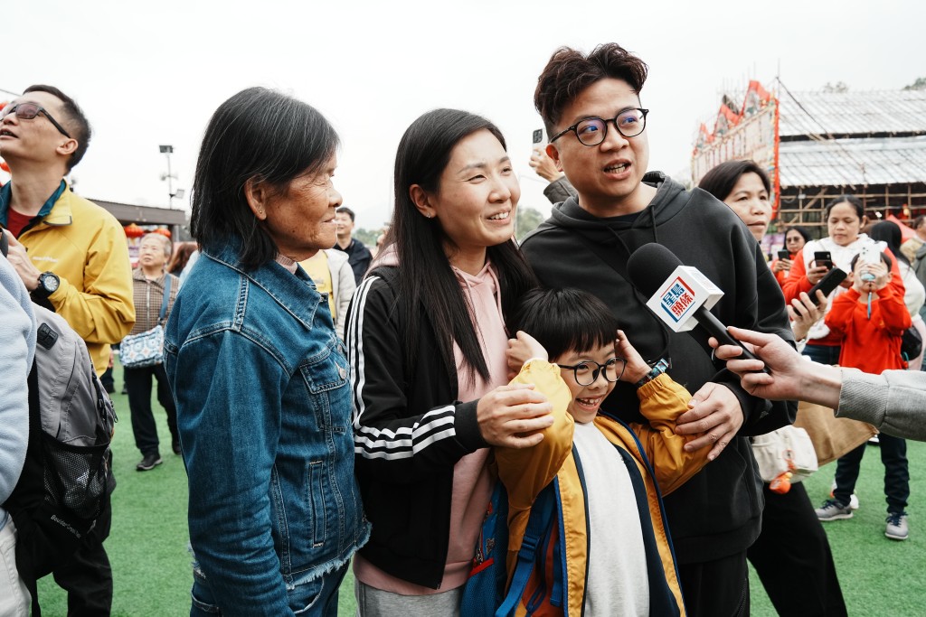 黄先生三代同堂，齐到林村感受新年气氛。