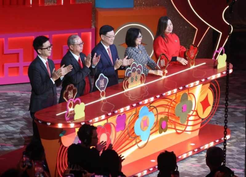 行政长官李家超（左三）与夫人林丽婵（右二）、文化体育及旅游局局长罗淑佩（右一）、旅发局主席林建岳（左二）、国泰集团行政总裁林绍波（右一）主礼。