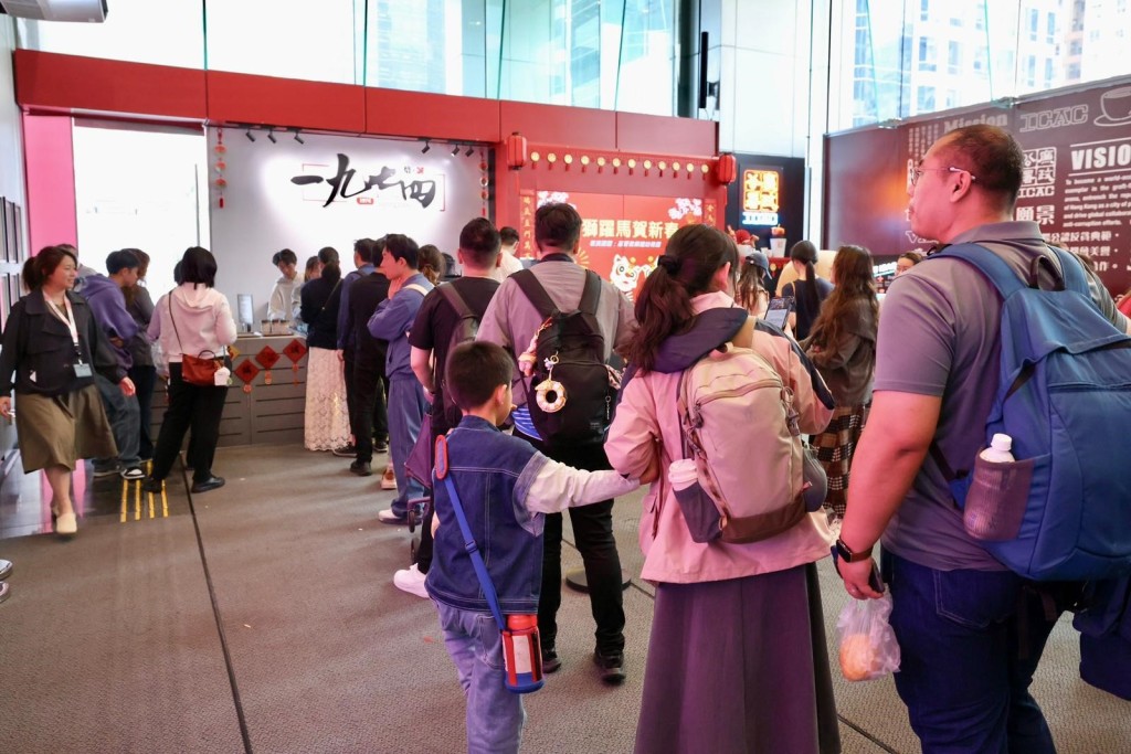 大批市民和旅客趁新春假期到廉署总部打卡和品嚐人气廉署咖啡, 大批市民和旅客趁新春假期到廉署总部打卡和品嚐人气廉署咖啡,