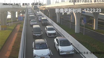 港珠澳大桥自下午开始出现车龙。