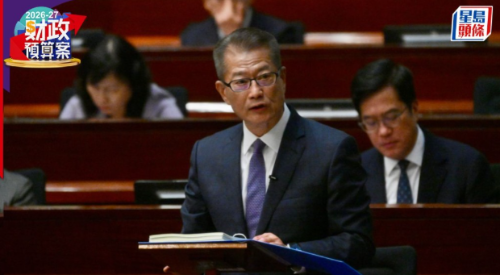 陈茂波戴紫色领带宣读预算案