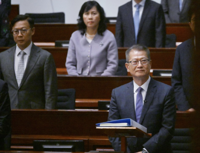陈美宝穿着浅紫色外套。