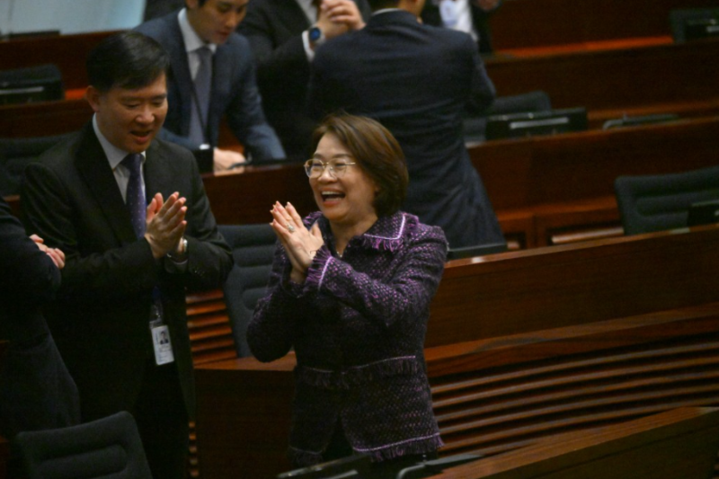 梁美芬亦穿紫色外套。
