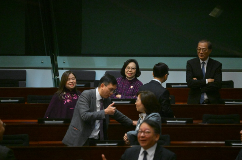 民政及青年事务局局长麦美娟亦穿上紫色外套。
