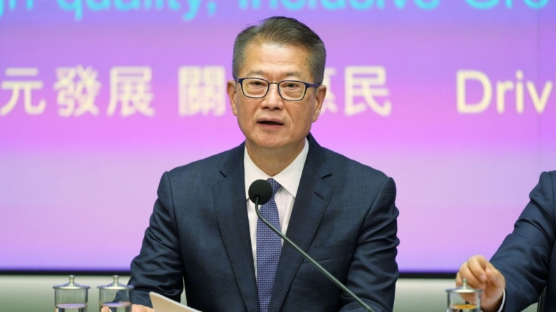 陈茂波今早出席电台联播节目。