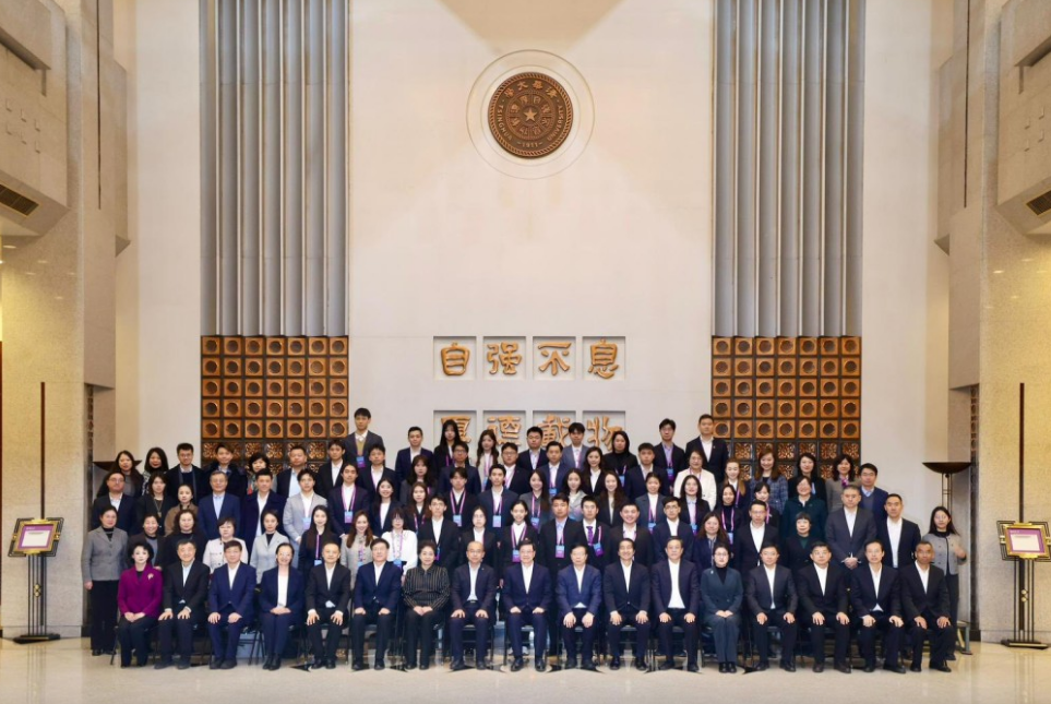 李家超在清华大学，与校方以及来自北京不同高校的香港学生代表大合照