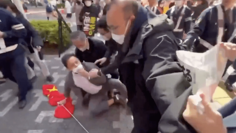 撞华人