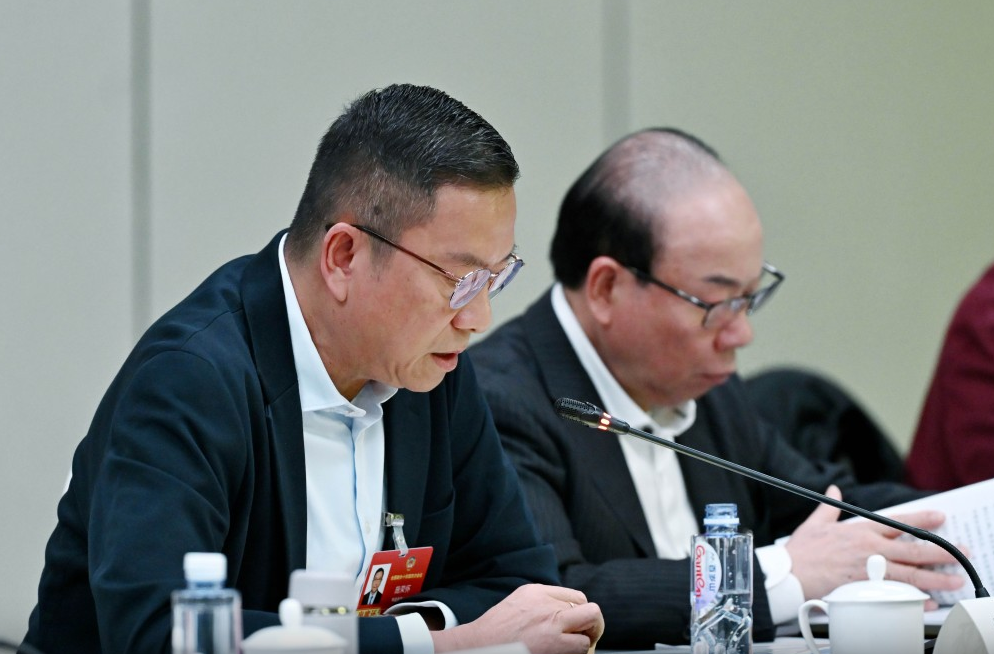 全国政协常委施荣怀指，政协常委会工作报告通篇站位高、落点实。