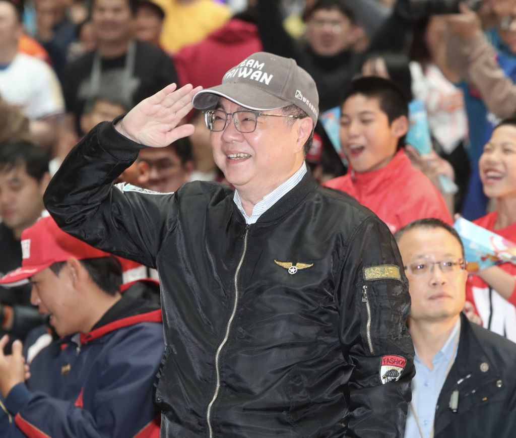 “行政院长”卓荣泰8日出席中华电信“全台集气最强应援在中华”公播活动，中华队撃出全垒打时院长欢呼敬礼。