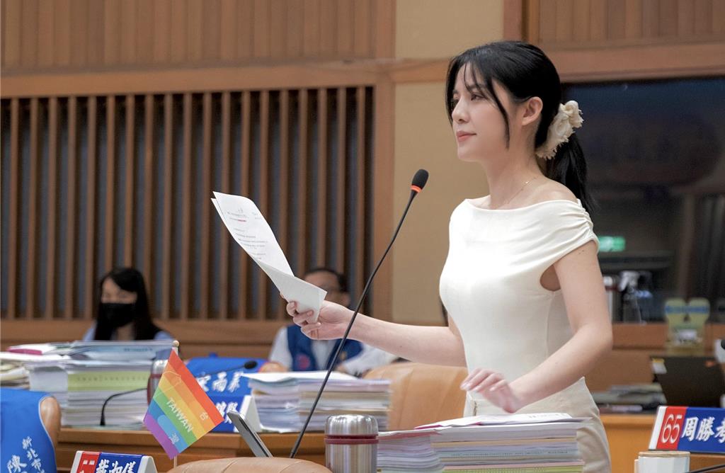 国民党新北市议员戴湘仪11日未前往党部领表登记参选，并于晚间8时发布亲笔签名声明，宣布将不再争取连任。