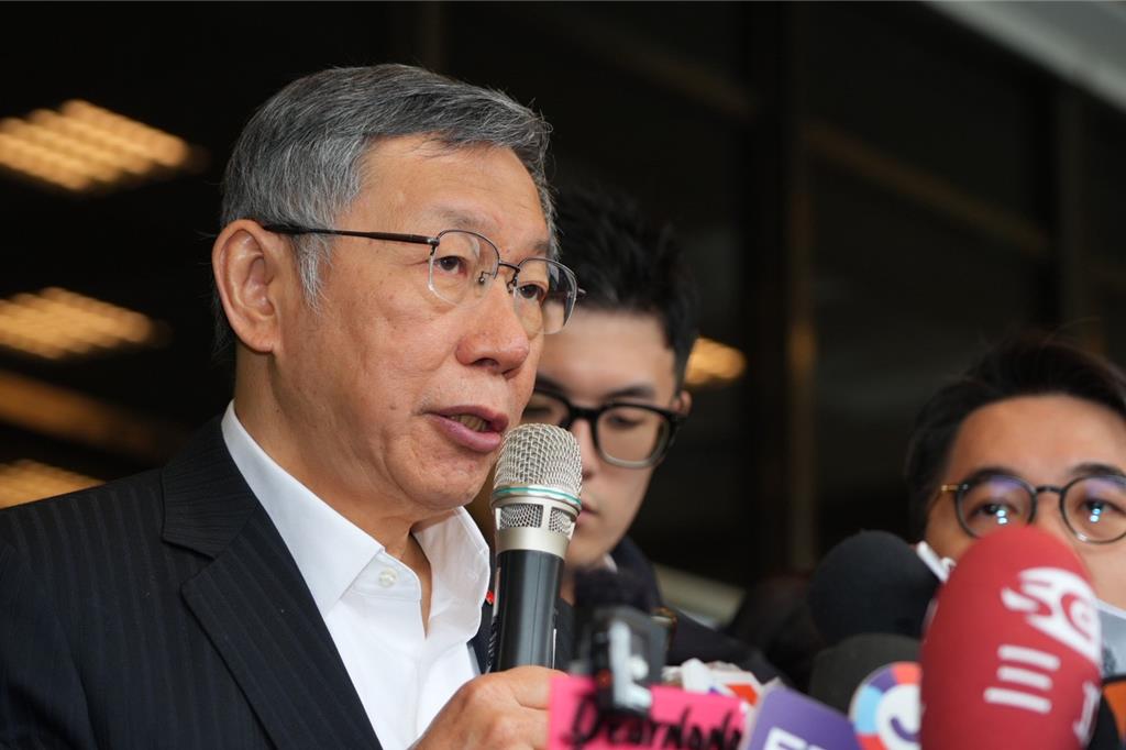由于民众党创党主席柯文哲公布一份民调显示，有逾半不支持陆配任“立委”，使外界质疑柯恐要放生白委李贞秀。但李贞秀今（12日）否认，并透露柯文哲跟她聊天时，为陆配哽咽。