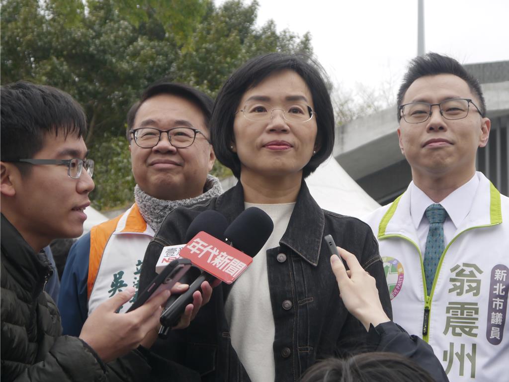 民进党“立委”苏巧慧（前）