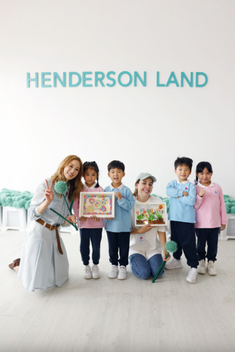 今早安排160位小朋友及长者率先参观Flower Market，并由李徐子淇女士、Cj Hendry亲自接待他们。