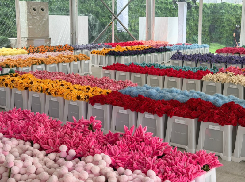 「Henderson Land x Cj Hendry Flower Market」。