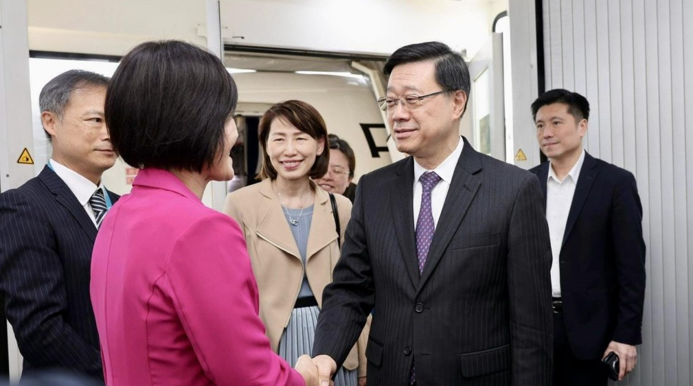行政长官李家超中午抵达海南海口。