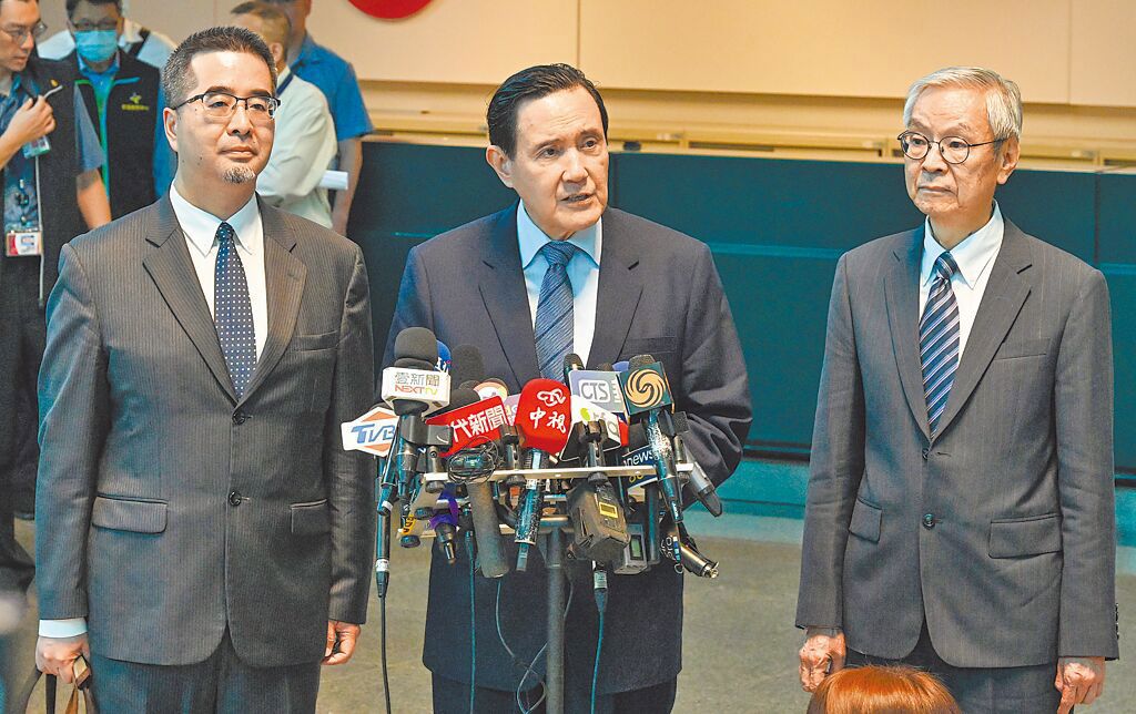 马英九基金会16日发布声明指出，前基金会执行长萧旭岑（左）在2月底已经离职。