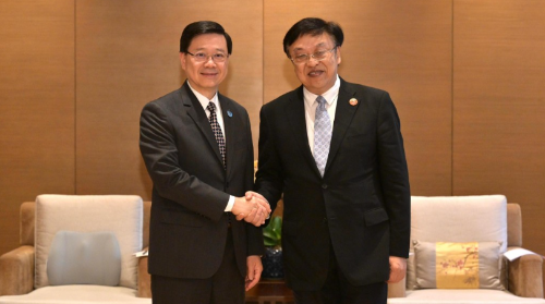 李家超今日（25日）在博鳌与海南省委书记冯飞会面。 李家超FB图片