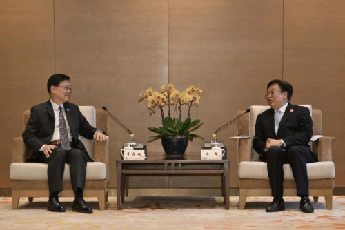 李家超今日（25日）在博鳌与海南省委书记冯飞会面，就加强香港和海南在经贸投资、金融、专业服务等方面深入交流。 李家超FB图片