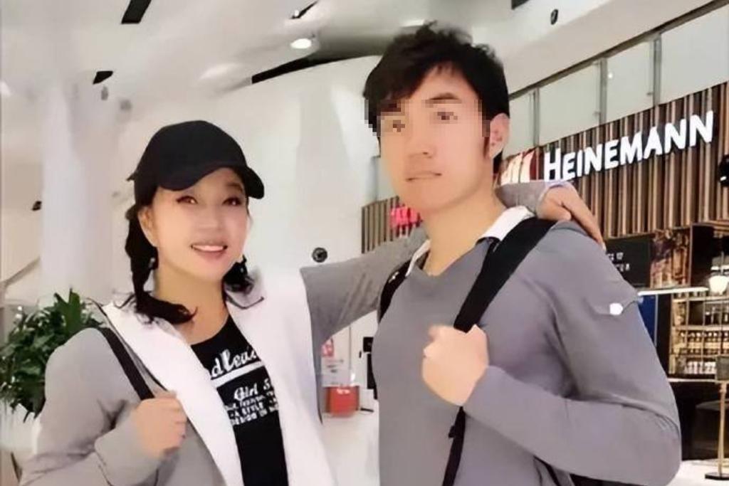 刘晓庆自曝遭外甥造谣过世。(1)