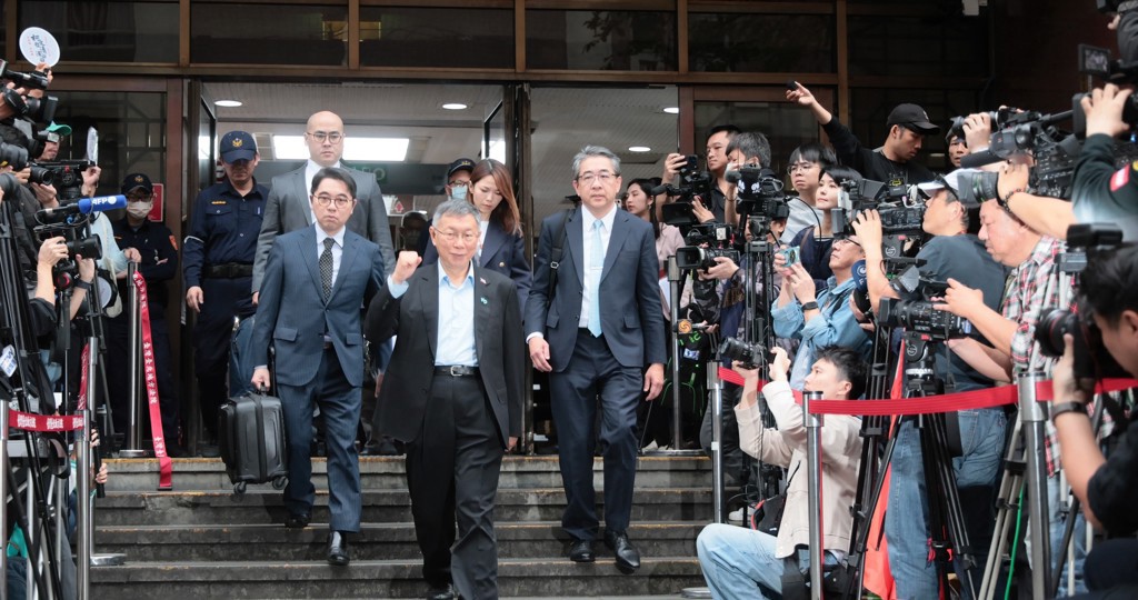 柯文哲在26日下午完成相关司法程序后，已在律师与随行人员陪同下离开台北地方法院。